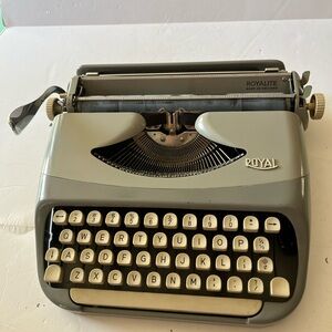 1950s Royal Royalite Manual Typewriter in Working Condition With Case, Holland